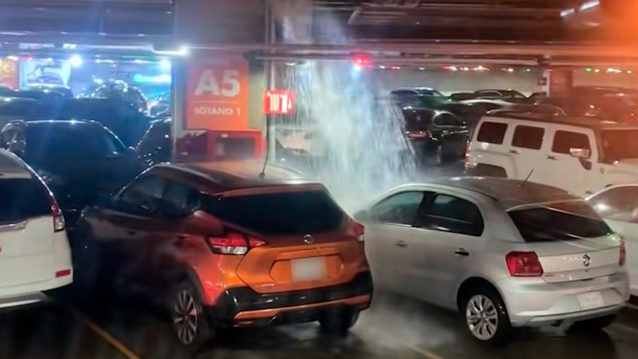 Estacionamiento de Plaza Miyana Polanco se inunda y autos quedan bajo el agua