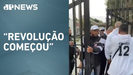 Torcidas do Corinthians invadem sede do clube