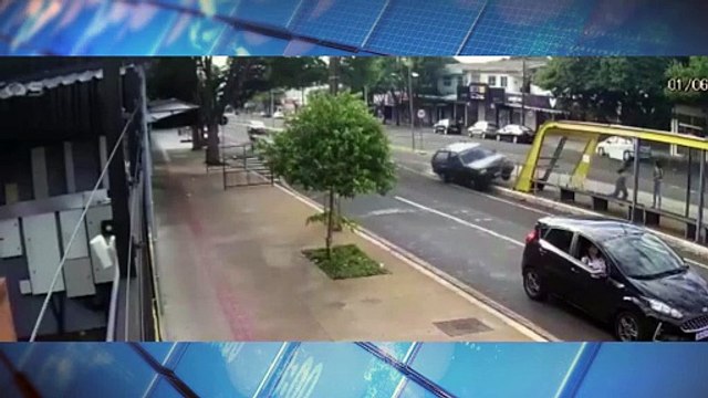 Carro capota e quase atropela duas adolescentes em ponto de ônibus em Maringá