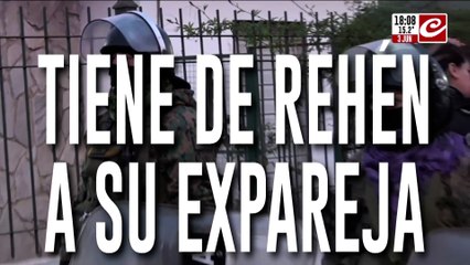 Policía asesinó a la pareja de su ex y se atrincheró con una rehén