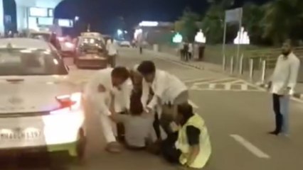 Video: Fists, belts fly as cabbies, Mumbai airport staff clash over parking