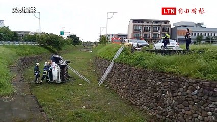 高齡駕駛肇事+1！宜蘭69歲婦人開車暴衝 撞車後掉落3米深橋下（民眾提供）