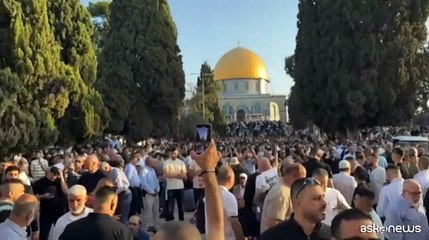 A Gerusalemme la preghiera dei palestinesi alla moschea di Al-Aqsa