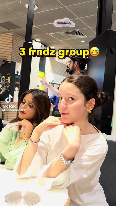 Sana Yousaf with her 3 friends talking lively