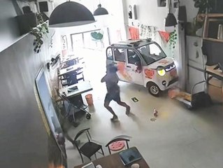 Auto rast in Restaurant: Mädchen rettet kleine Schwester