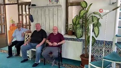 Cemaat el ele verdi! Bir cami çiçek bahçesine dönüştü