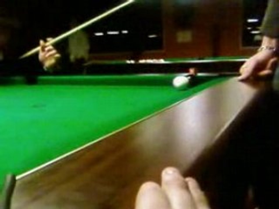 Marie joue au billard