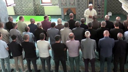 Otomobilin dereye yuvarlandığı kazada ölen baba, anne ve çocuğu Van'da defnedildi