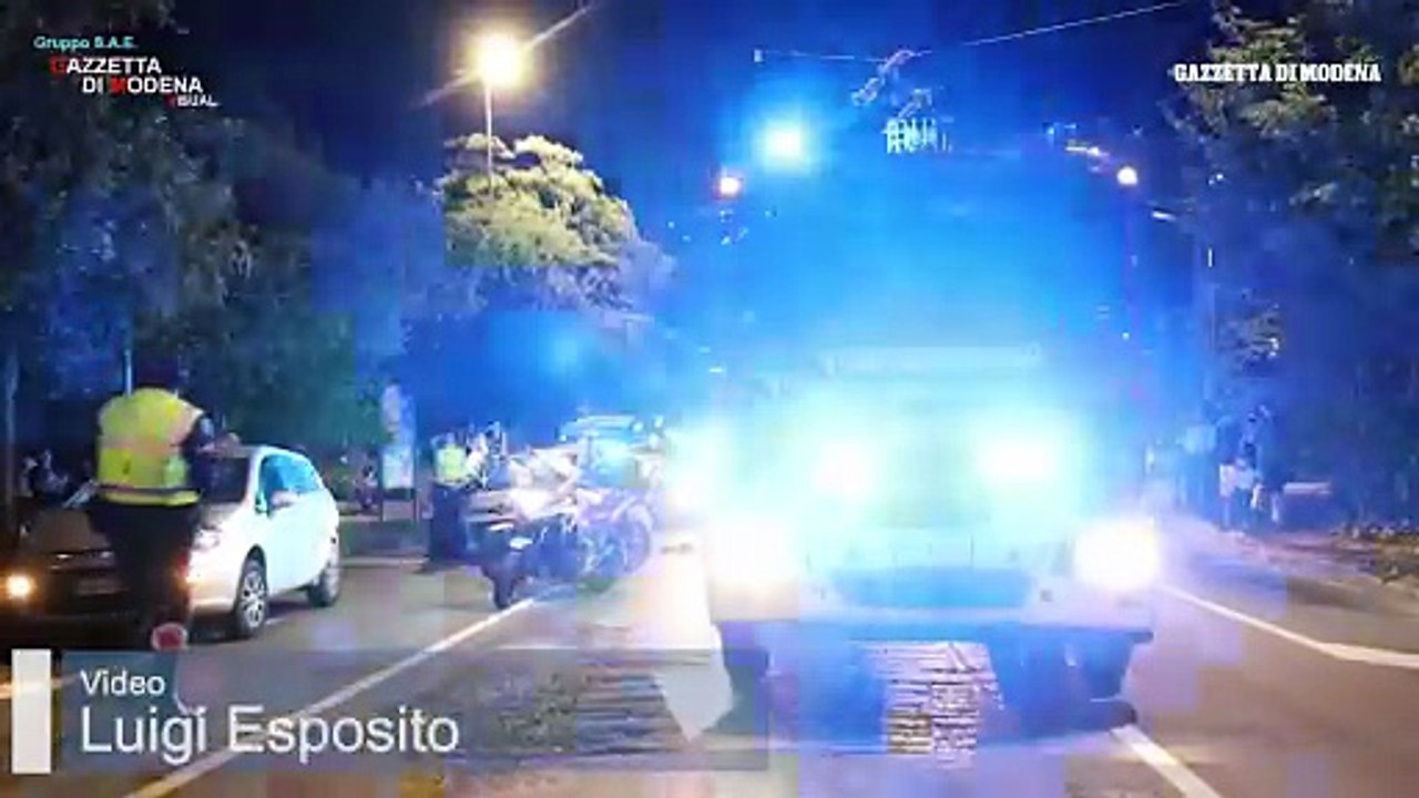Incidente in piazzale Risorgimento a Modena: scontro tra due auto, ferita una donna di 74 anni