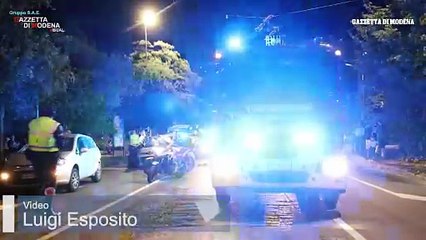 Incidente in piazzale Risorgimento a Modena: scontro tra due auto, ferita una donna di 74 anni