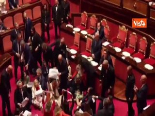 Decreto Sicurezza, Pd M5s e Avs si siedono al centro dell’Aula al Senato per protesta