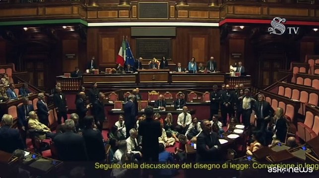 Dl sicurezza, protesta delle opposizioni: seduti a terra in aula
