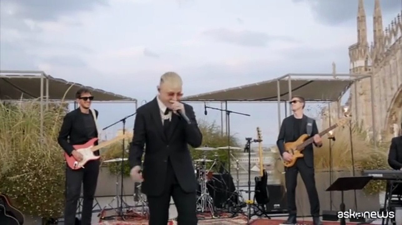 Sorprendente live session di Lazza aspettando San Siro