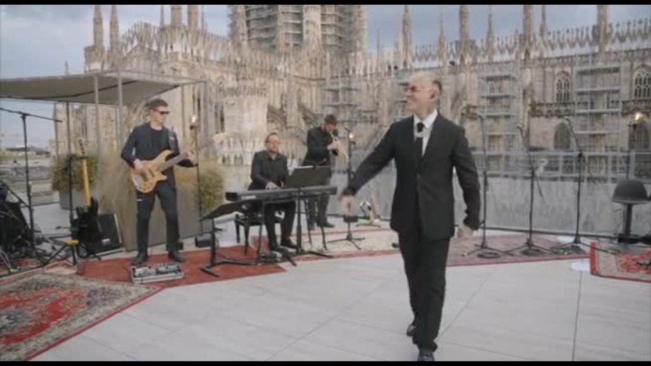 Sorprendente live session di Lazza aspettando San Siro
