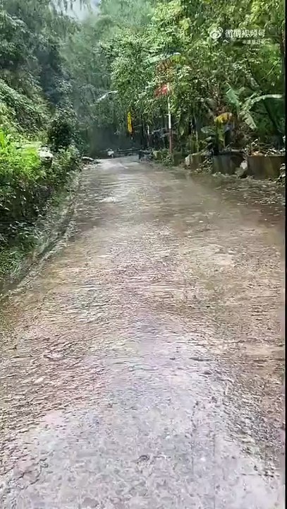 Fast Flood Runners: Man vs. Nature’s Treadmill!