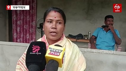 সৰ্বনাশ ! এইবাৰ চুমা বাবা ওলাইছে ! মহিলা দেখিলেই খেদা মাৰি যায় চুমা খাবলৈ