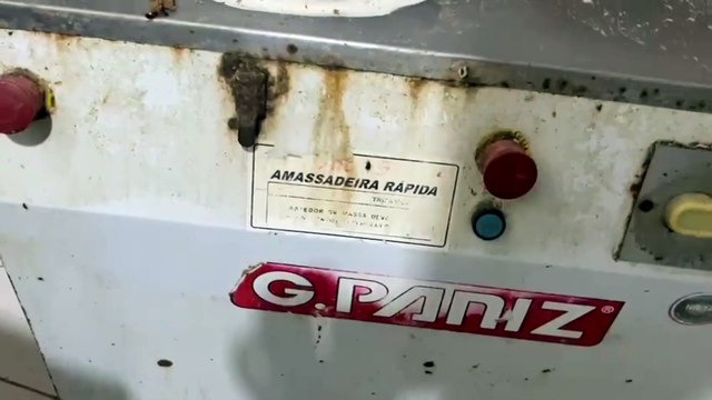 Moscas e baratas: fábrica clandestina de salgados abastecia barracas de rua no Rio