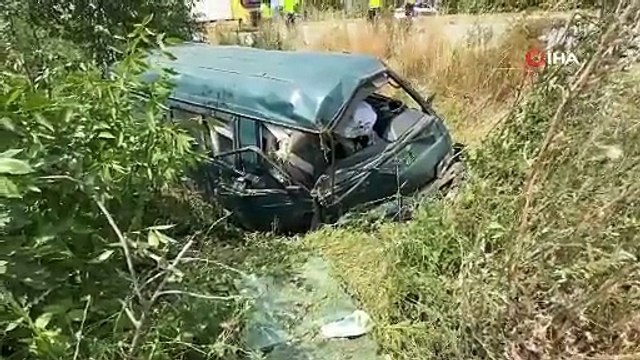 Kontrolden çıkan midibüs tarlaya uçtu, 1 saat sonra alevlere teslim oldu