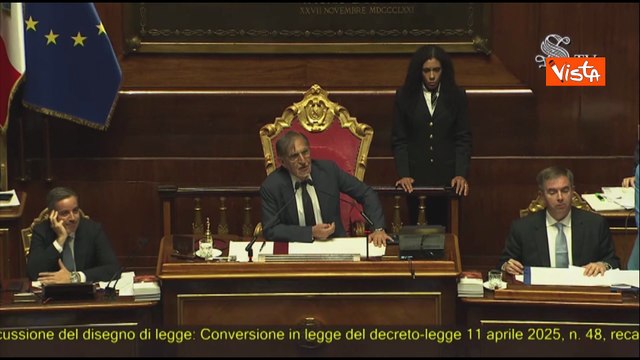 Vergogna, vergogna , la protesta delle opposizioni in Aula contro Dl Sicurezza. Seduta sospesa