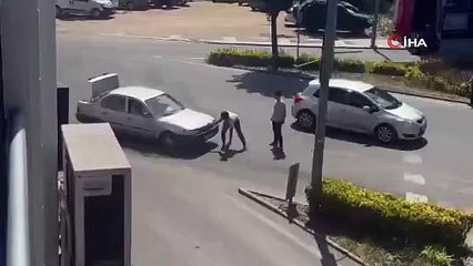 Yanan otomobili duyarlı vatandaşlar söndürdü