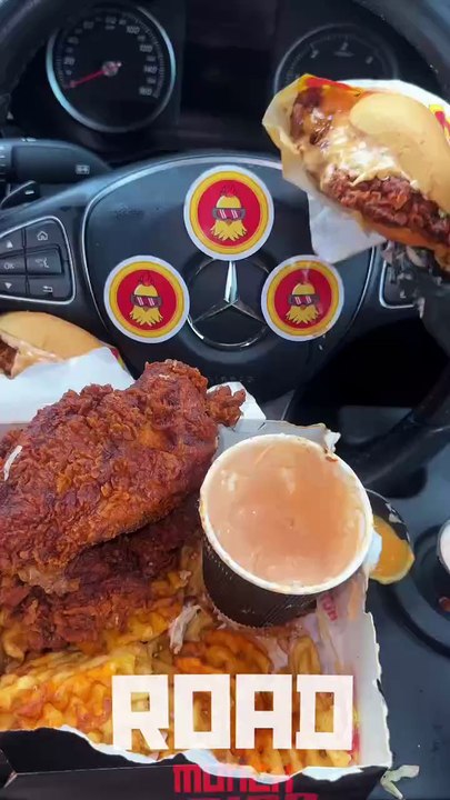 Follow for more ASMR videos🌮🍟 Credits: @roadmunch #mukbang #asmr #fastfood #asmreating