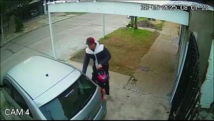 Impactante video: le intentaron robar el auto a una familia pero fallaron y huyeron con 3 empanadas