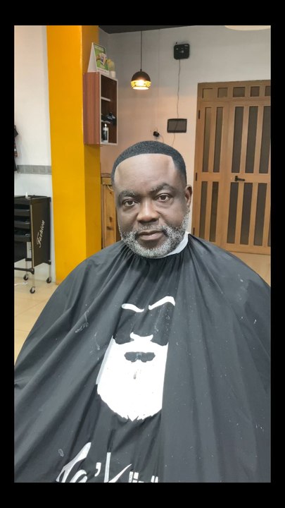 À La’Klinik, chaque génération mérite son moment de style. 💈Respect, confort et soin sur mesure pour nos aînés.Merci à notre doyen du jour pour sa confiance !📍Lomé-Djidjolé📞 +228 90 62 22 21#coiffure #barbe #style #confort #respect