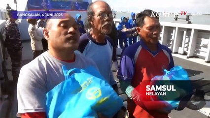 Arsenal TNI AL Bagikan Sembako di Laut, Nelayan Menyambut Gembira