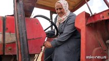 Alla guida di un trattore: una donna palestinese fra i coloni e i pregiudizi