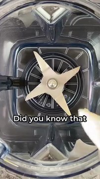 Indulge in this creamy, chocolatey avocado smoothie that’s packed with fiber and under 300 calories! 🥑🍫✨