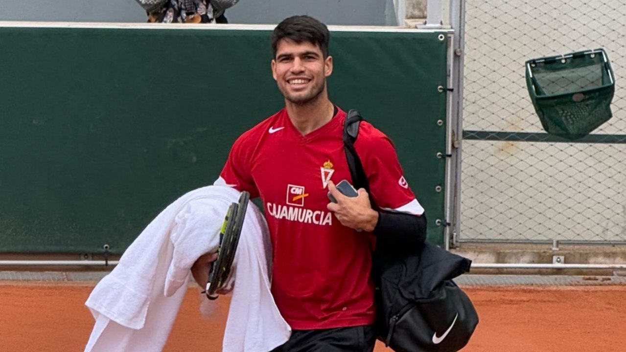 Carlos Alcaraz aparece en el entreno con la camiseta del Real Murcia.