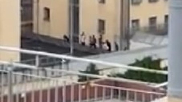 Il video della rivolta nel carcere di Marassi a Genova: i detenuti escono dalle celle e salgono sul tetto del penitenziario