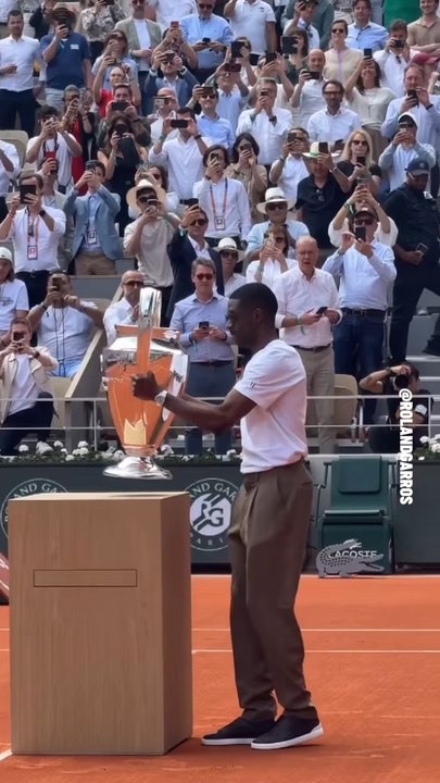 Dembélé à Roland Garros avec le trophée de la Ligue des Champions remportée par le PSG.