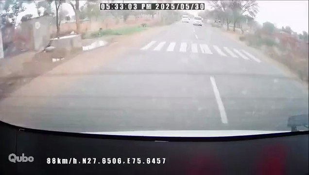 Imágenes fuertes: Peatón muere atropellado cuando cruzaba la carretera en la India