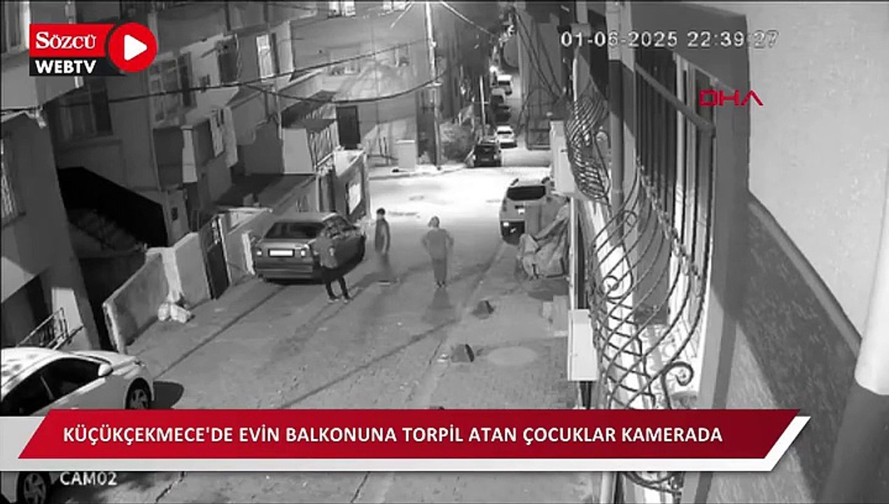 Küçükçekmece'de evin balkonuna torpil atan çocuklar kamerada