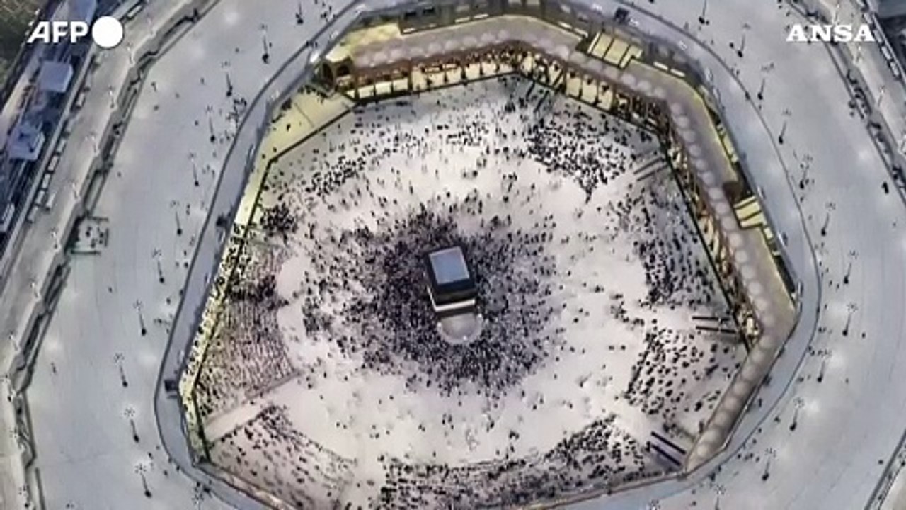 La Mecca, pellegrini eseguono il Tawaf intorno alla Kaaba