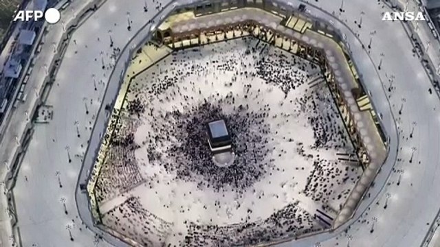 La Mecca, pellegrini eseguono il Tawaf intorno alla Kaaba