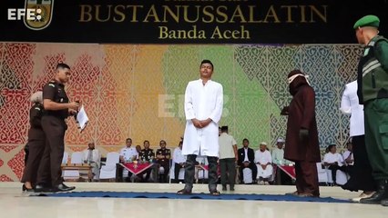 Una mujer recibe 100 latigazos en público en Indonesia por adulterio.