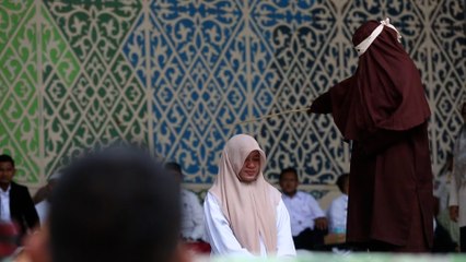 Una mujer recibe 100 latigazos en público en Indonesia por adulterio