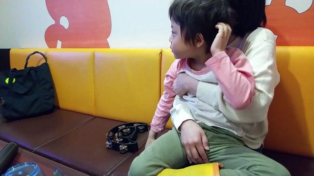 ジョジョの奇妙な冒険アニメ第五部OP裏切り者のレクイエム(ハセガワダイスケ)を熱唱するオタ母娘にまたもや巻き込まれテンションMAXの4歳児男の子（発達障がい（知的障害）-自閉性スペクトラム症）