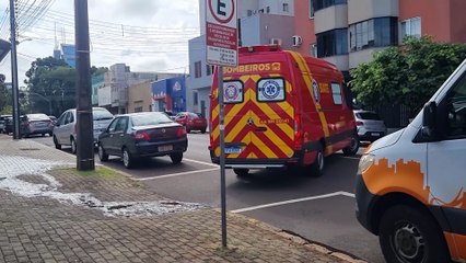 Colaboradora é socorrida com suspeita de fratura no braço após acidente em colégio