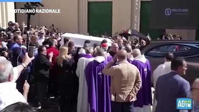 Funerali Martina Carbonaro, l'uscita del feretro tra gli applausi dei presenti