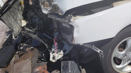 70대가 몰던 전기차 택시 인도로 돌진...4명 부상 / YTN