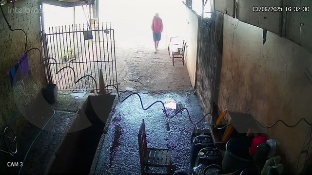 Câmera de segurança flagra furto de bicicleta em lava-car na Avenida Papagaios, em Cascavel