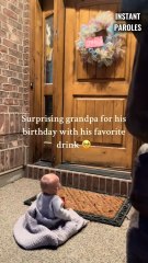 Ce grand-père voit son petit-enfant juste devant chez lui le jour de son anniversaire