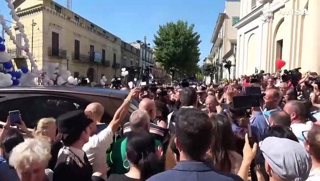 Funerali di Martina Carbonaro, la bara esce tra gli applausi della folla