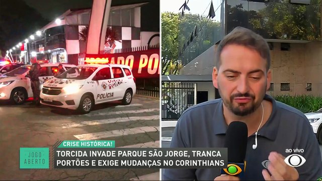 Torcida do Corinthians fecha sede do clube e fazem reunião com presidente interino