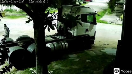 Ladrão é flagrado fugindo com TV roubada de residência em Guarujá; VÍDEO