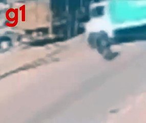 VÍDEO: motociclista sobrevive após parar debaixo de caminhão que dava ré em avenida de MT