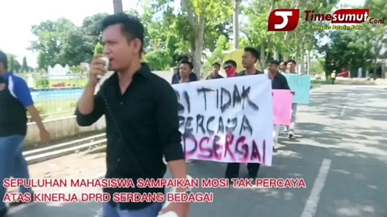 SEPULUHAN MAHASISWA SAMPAIKAN MOSI TAK PERCAYA ATAS KINERJA DPRD SERDANG BEDAGAI